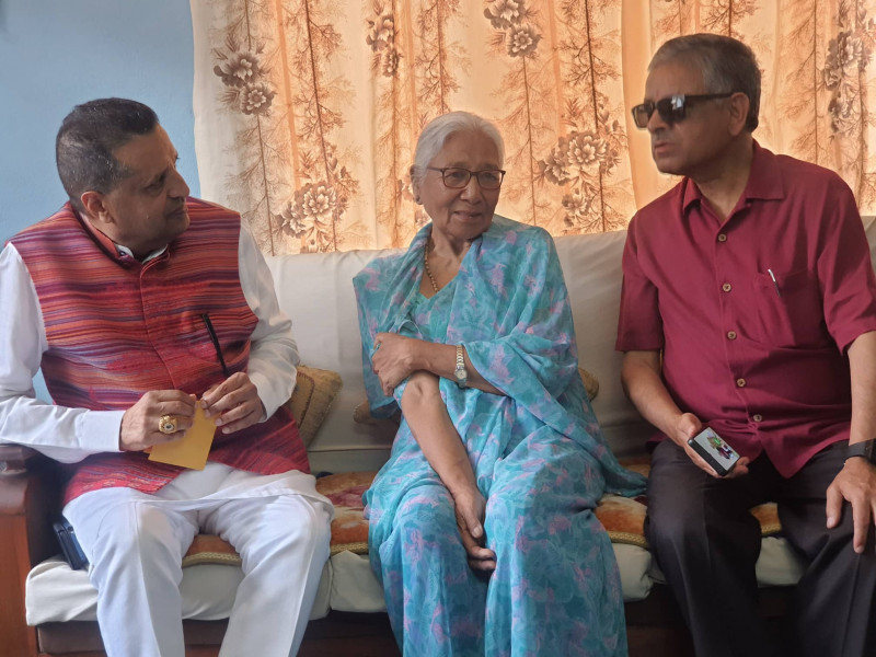 पुरस्कार राशिलाई डबल गरी वसन्त चौधरीद्वारा स्रष्टा परिवारलाई प्रदान